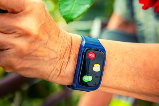 Zdjęcie przedstawiające rękę seniora z przykłądową opaską bezpieczeństwa